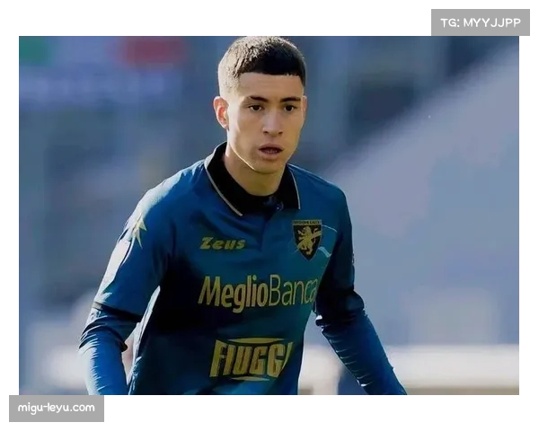 赛场花絮：弗罗西诺内小球迷冲入场内拥抱偶像苏莱，后被安全带离